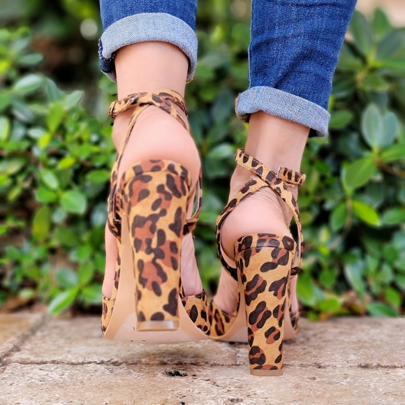 Women's Leopard Ankle Strap Chunky High Heels sandals - Picture 8 of 9